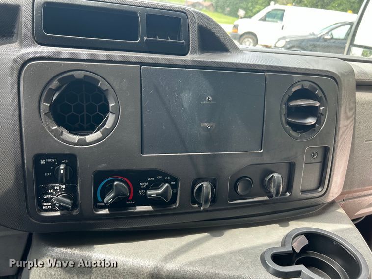 image for item EK4667 2013 Ford E450 Super Duty shuttle bus