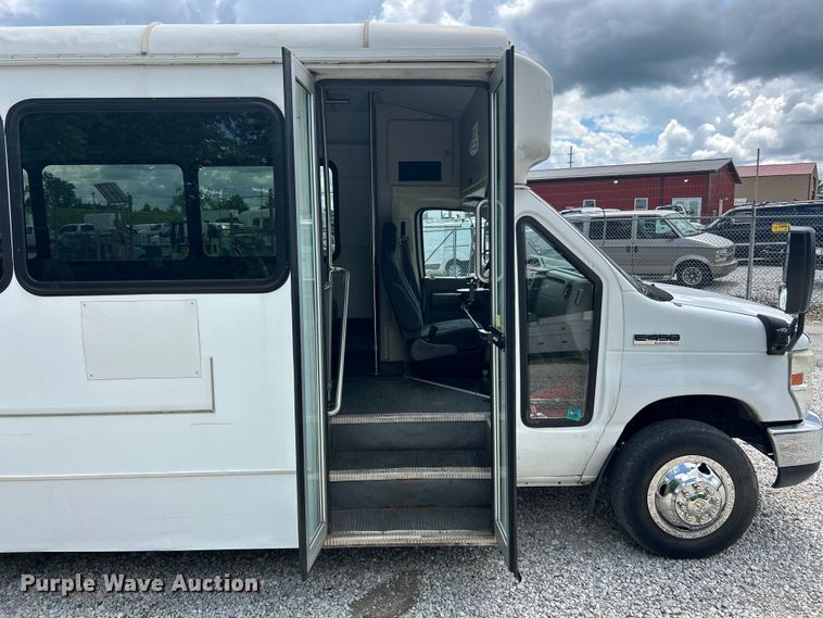 image for item EK4667 2013 Ford E450 Super Duty shuttle bus