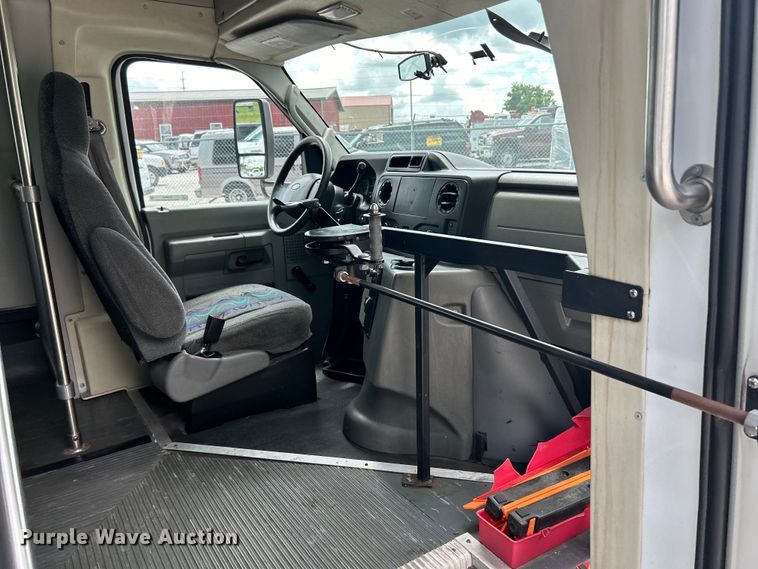 image for item EK4667 2013 Ford E450 Super Duty shuttle bus