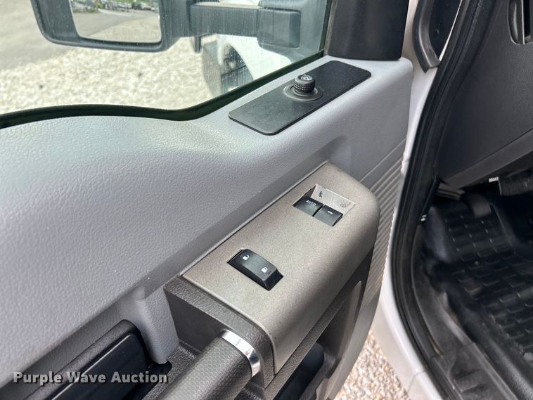 image for item EK4692 2011 Ford F350 Super Duty XLT flatbed pickup truck