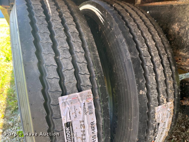 image for item EK8541 1999 Titan equipment trailer