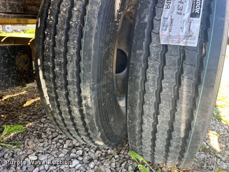 image for item EK8541 1999 Titan equipment trailer