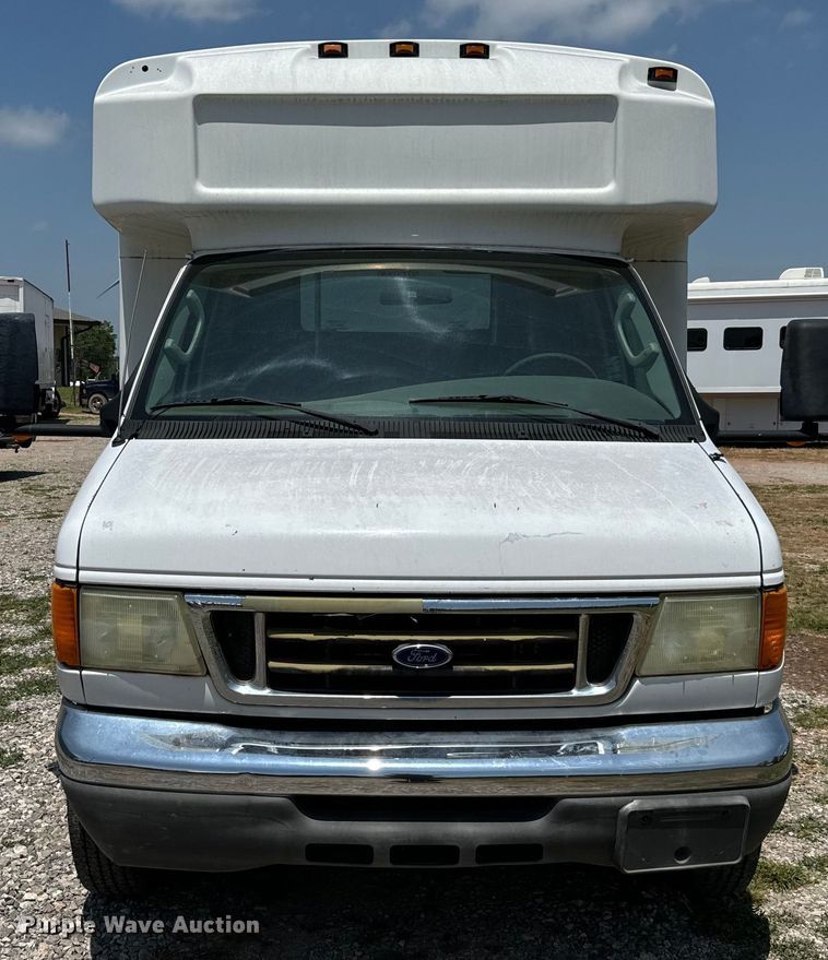 image for item IE9017 2006 Ford E350 Super Duty shuttle bus