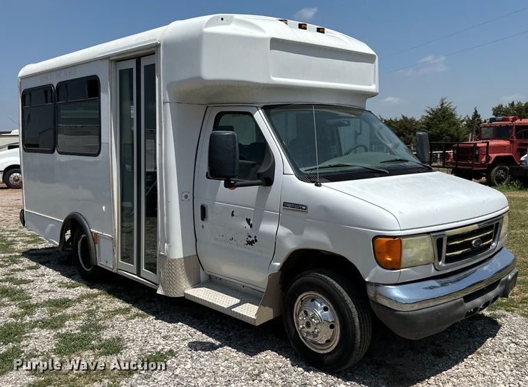 image for item IE9017 2006 Ford E350 Super Duty shuttle bus
