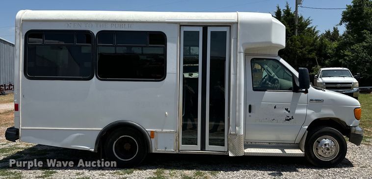 image for item IE9017 2006 Ford E350 Super Duty shuttle bus