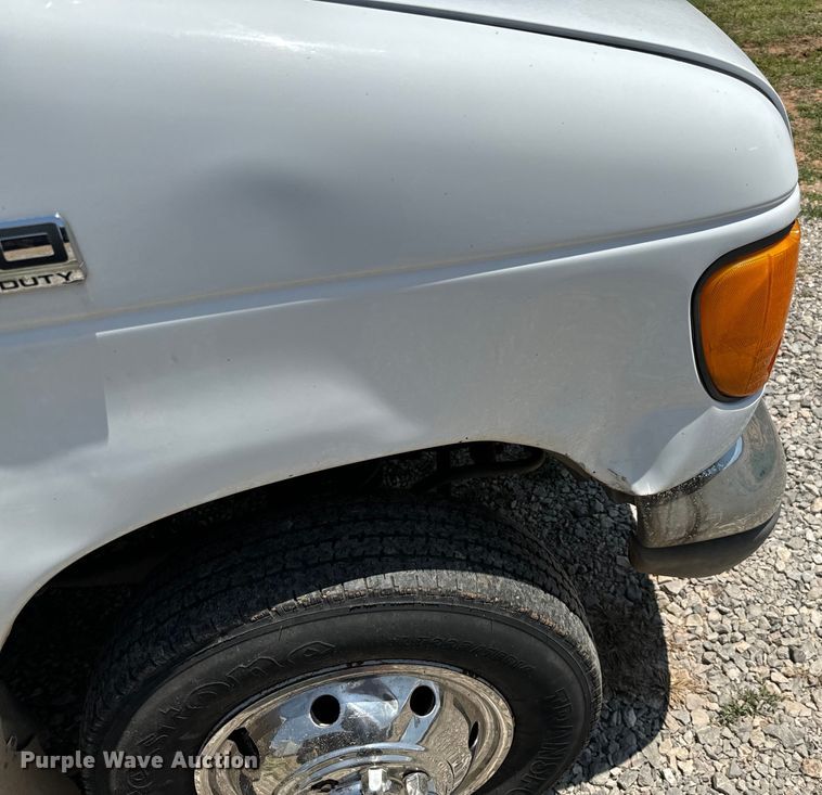 image for item IE9017 2006 Ford E350 Super Duty shuttle bus