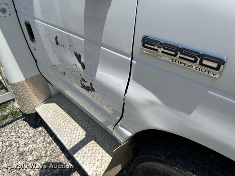 image for item IE9017 2006 Ford E350 Super Duty shuttle bus