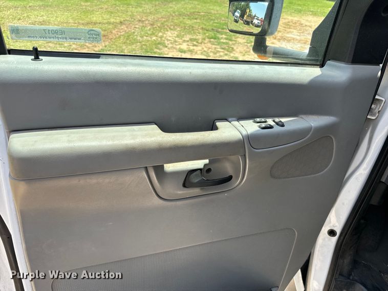 image for item IE9017 2006 Ford E350 Super Duty shuttle bus