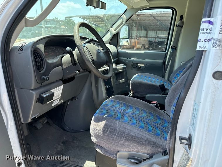 image for item IE9017 2006 Ford E350 Super Duty shuttle bus