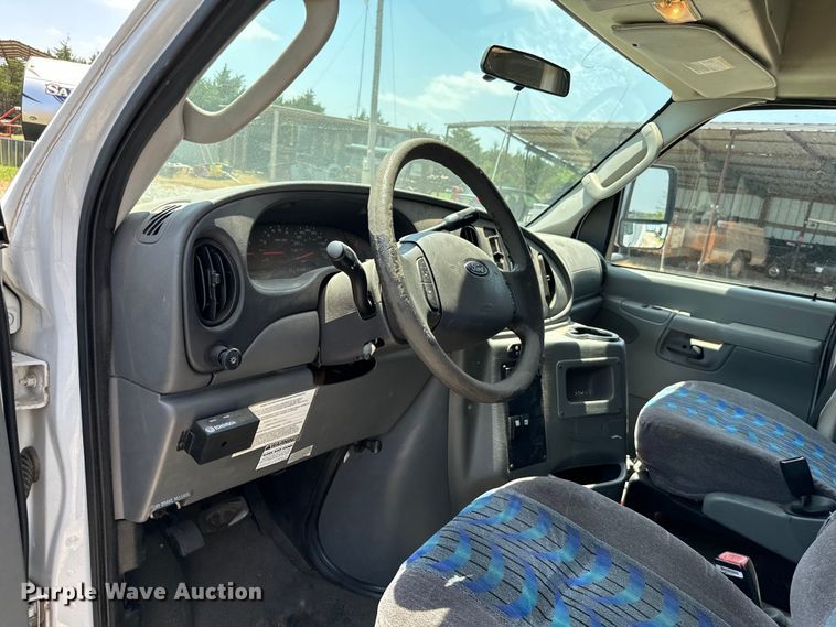 image for item IE9017 2006 Ford E350 Super Duty shuttle bus