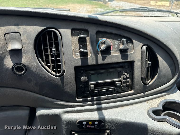 image for item IE9017 2006 Ford E350 Super Duty shuttle bus