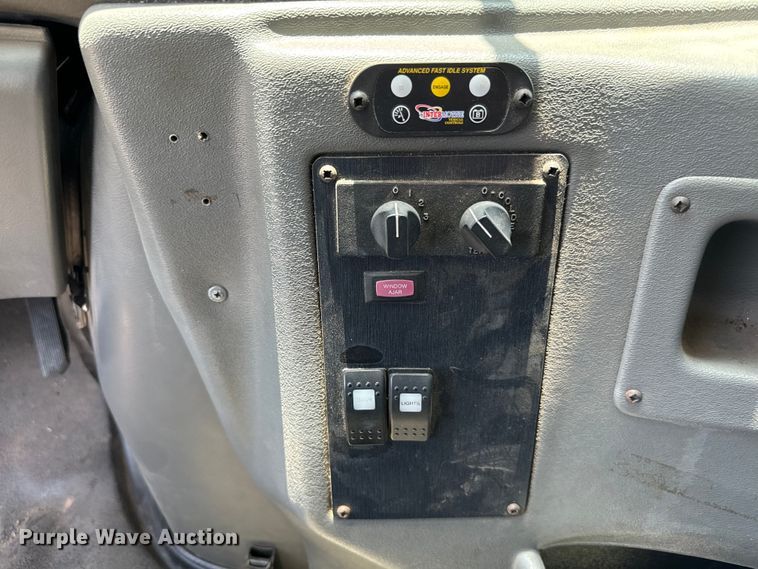 image for item IE9017 2006 Ford E350 Super Duty shuttle bus