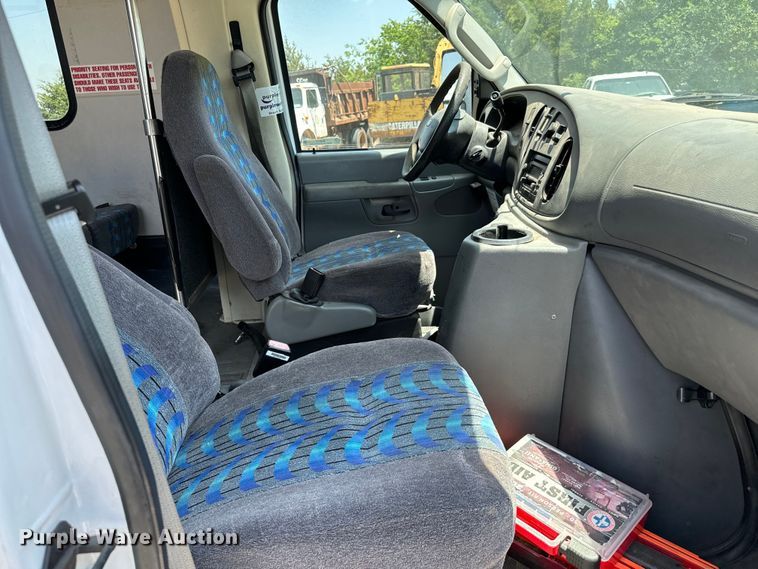 image for item IE9017 2006 Ford E350 Super Duty shuttle bus
