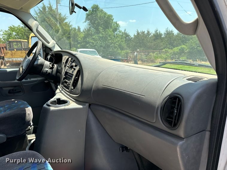 image for item IE9017 2006 Ford E350 Super Duty shuttle bus