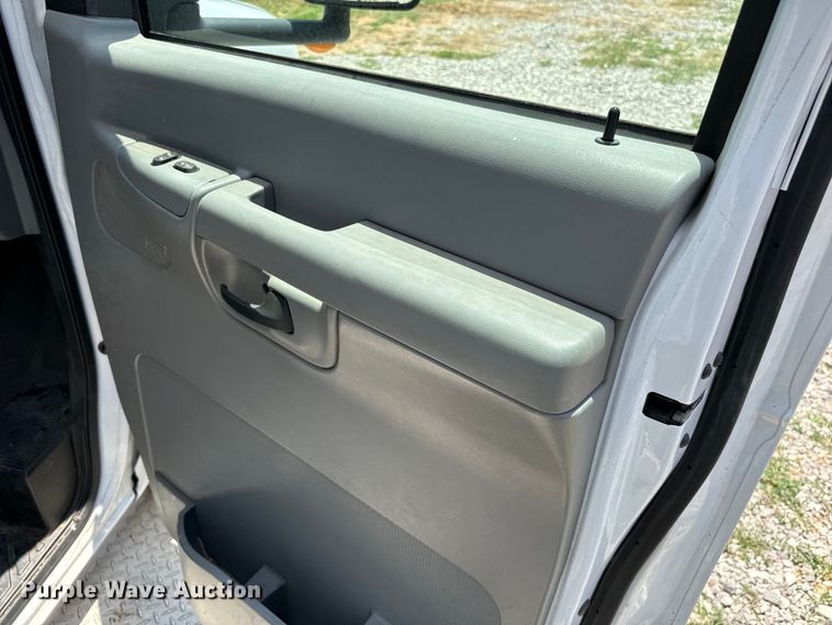 image for item IE9017 2006 Ford E350 Super Duty shuttle bus