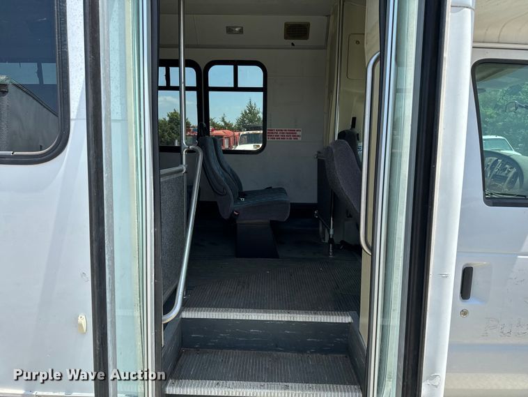 image for item IE9017 2006 Ford E350 Super Duty shuttle bus
