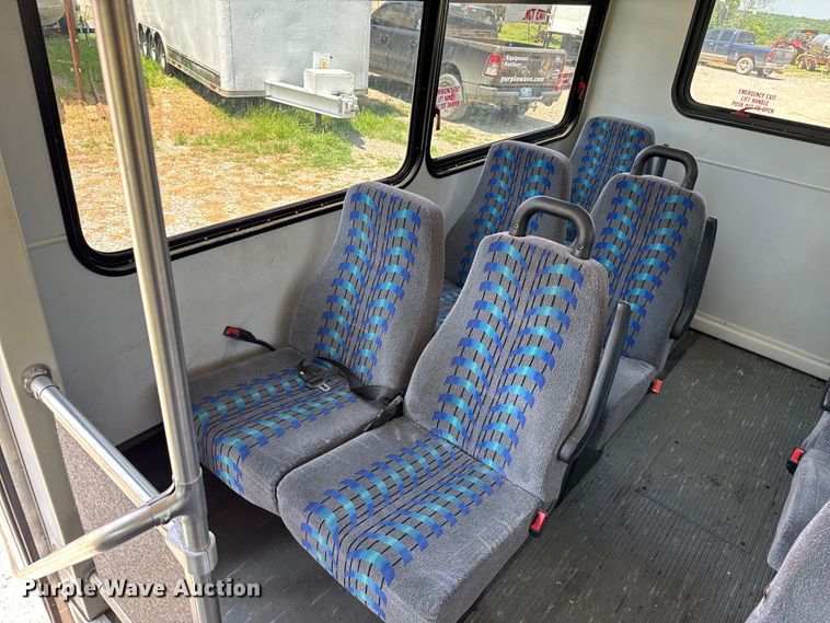 image for item IE9017 2006 Ford E350 Super Duty shuttle bus