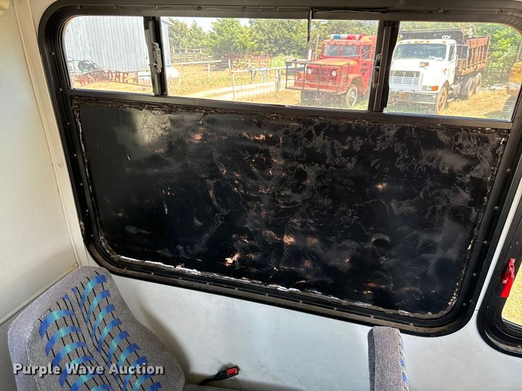 image for item IE9017 2006 Ford E350 Super Duty shuttle bus