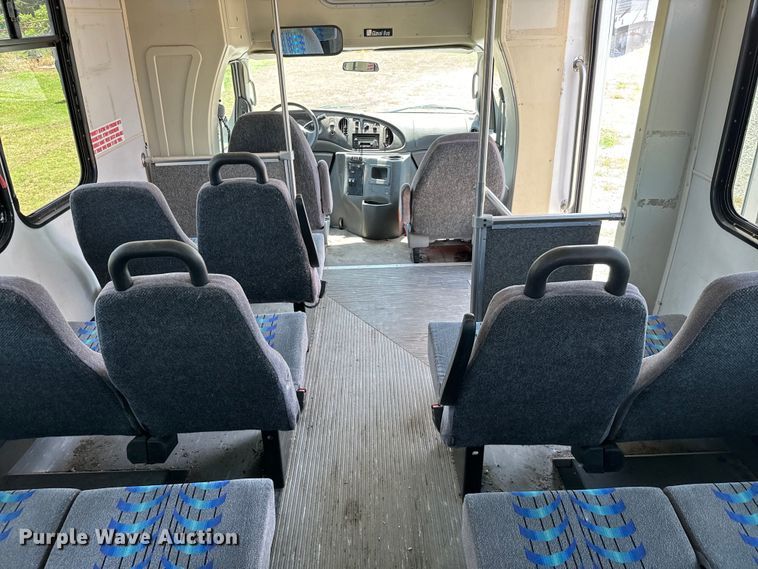 image for item IE9017 2006 Ford E350 Super Duty shuttle bus