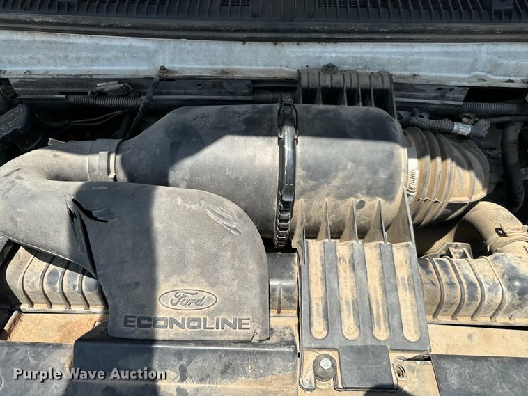 image for item IE9017 2006 Ford E350 Super Duty shuttle bus