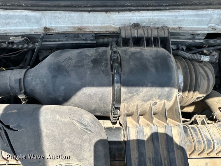 image for item IE9017 2006 Ford E350 Super Duty shuttle bus