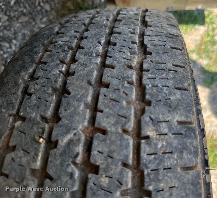 image for item IE9017 2006 Ford E350 Super Duty shuttle bus