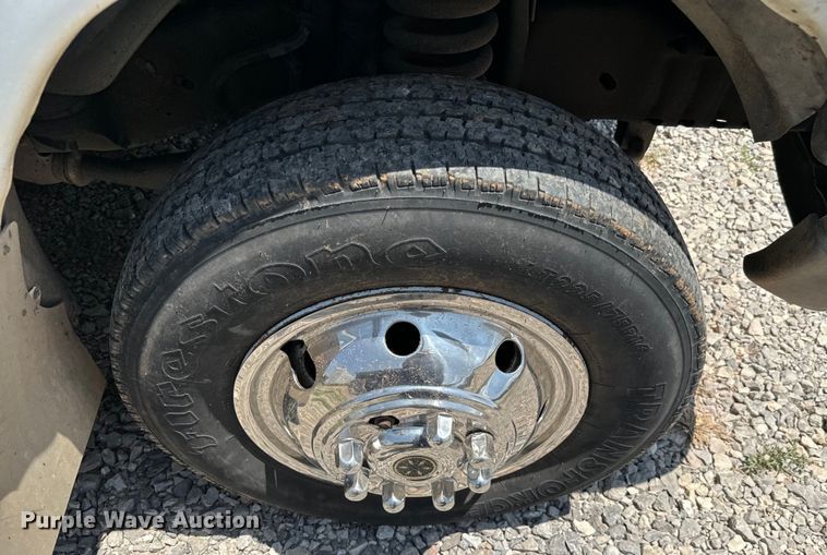 image for item IE9017 2006 Ford E350 Super Duty shuttle bus