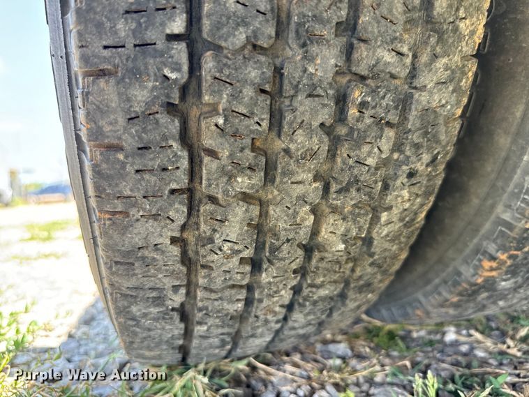 image for item IE9017 2006 Ford E350 Super Duty shuttle bus