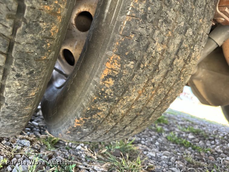 image for item IE9017 2006 Ford E350 Super Duty shuttle bus