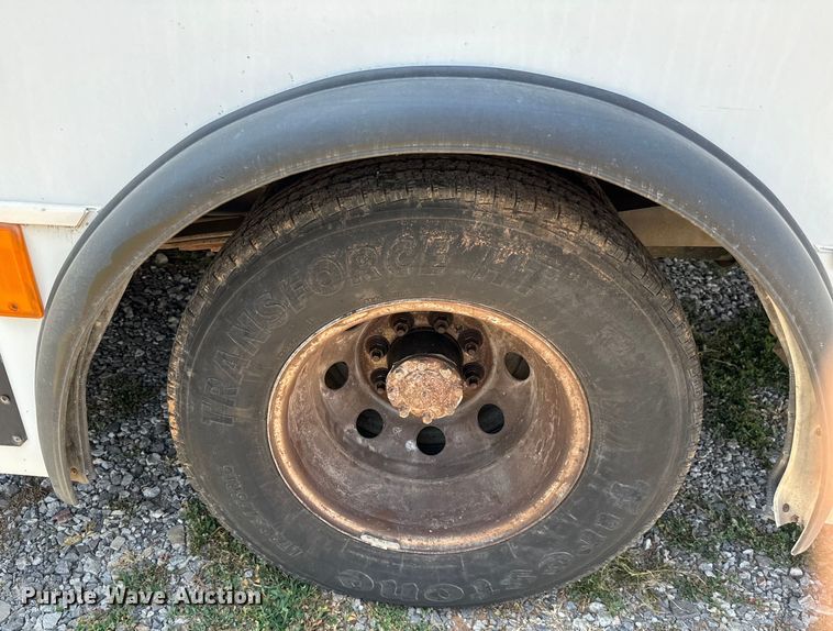 image for item IE9017 2006 Ford E350 Super Duty shuttle bus