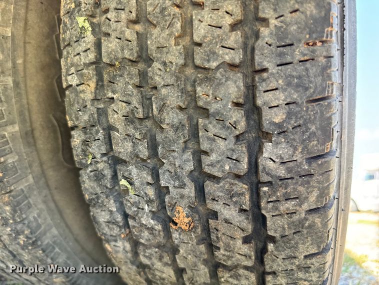 image for item IE9017 2006 Ford E350 Super Duty shuttle bus