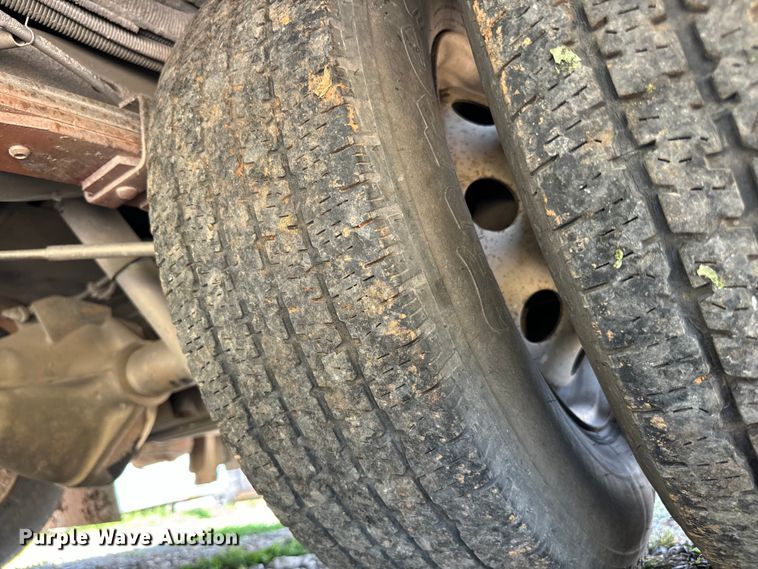 image for item IE9017 2006 Ford E350 Super Duty shuttle bus