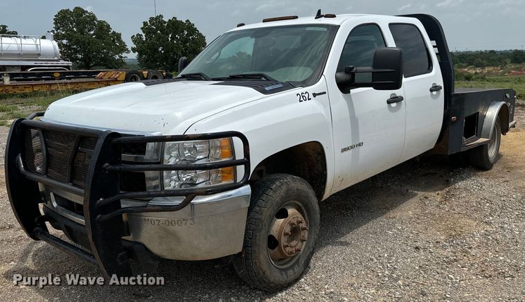image for item IE9031 2012 Chevrolet  Silverado 3500HD Crew Cab flatbed pickup truck