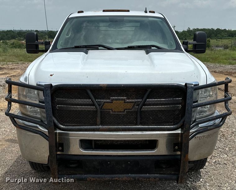 image for item IE9031 2012 Chevrolet  Silverado 3500HD Crew Cab flatbed pickup truck