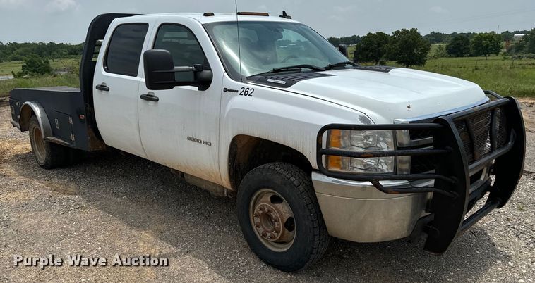 image for item IE9031 2012 Chevrolet  Silverado 3500HD Crew Cab flatbed pickup truck