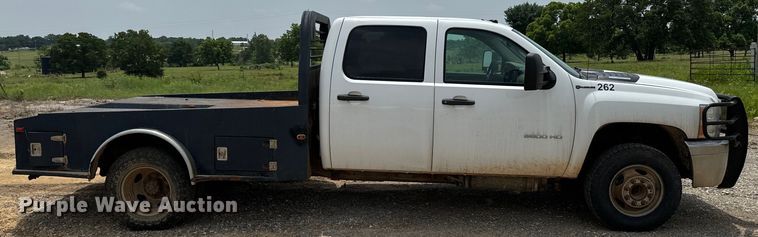 image for item IE9031 2012 Chevrolet  Silverado 3500HD Crew Cab flatbed pickup truck