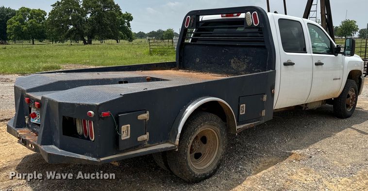 image for item IE9031 2012 Chevrolet  Silverado 3500HD Crew Cab flatbed pickup truck