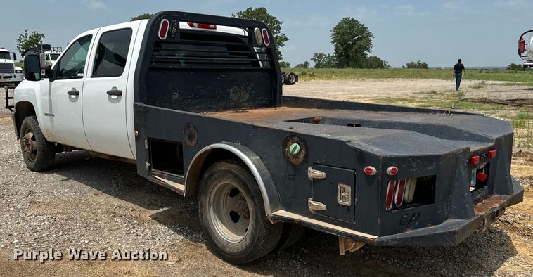 image for item IE9031 2012 Chevrolet  Silverado 3500HD Crew Cab flatbed pickup truck