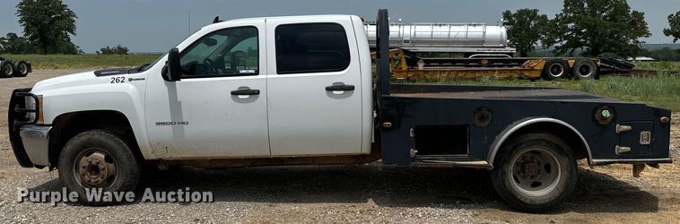 image for item IE9031 2012 Chevrolet  Silverado 3500HD Crew Cab flatbed pickup truck