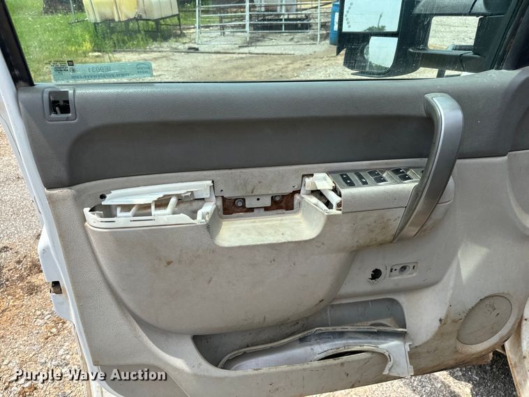 image for item IE9031 2012 Chevrolet  Silverado 3500HD Crew Cab flatbed pickup truck