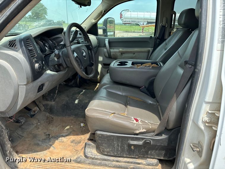 image for item IE9031 2012 Chevrolet  Silverado 3500HD Crew Cab flatbed pickup truck