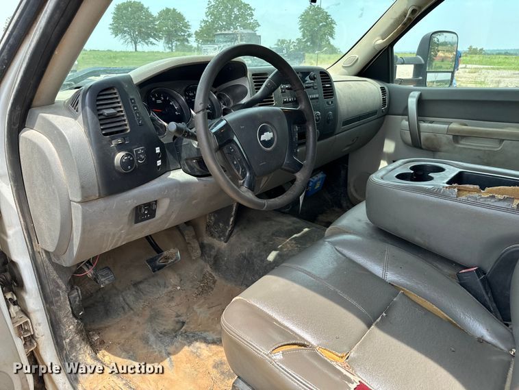 image for item IE9031 2012 Chevrolet  Silverado 3500HD Crew Cab flatbed pickup truck