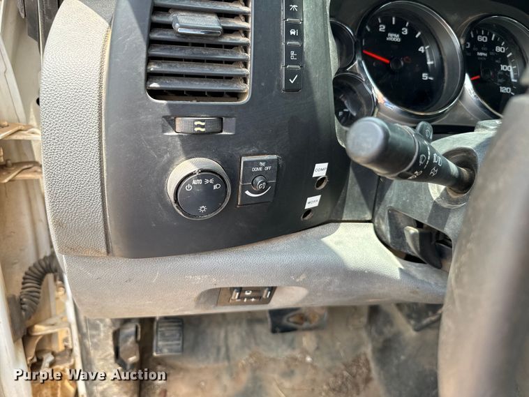 image for item IE9031 2012 Chevrolet  Silverado 3500HD Crew Cab flatbed pickup truck