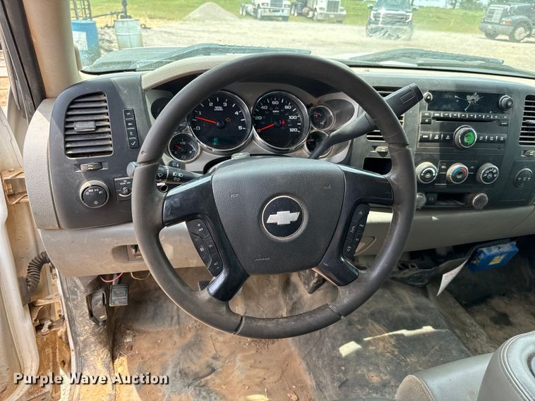 image for item IE9031 2012 Chevrolet  Silverado 3500HD Crew Cab flatbed pickup truck