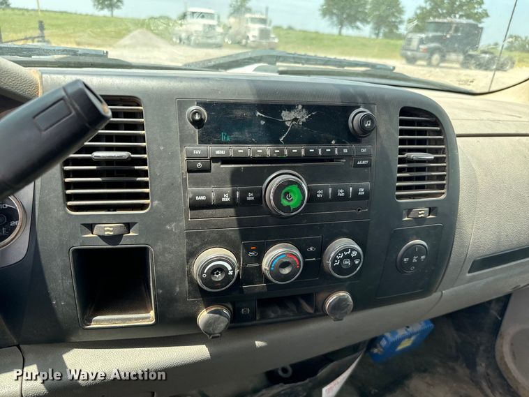 image for item IE9031 2012 Chevrolet  Silverado 3500HD Crew Cab flatbed pickup truck