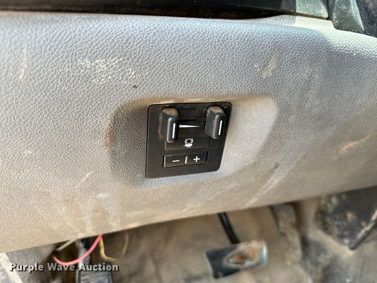 image for item IE9031 2012 Chevrolet  Silverado 3500HD Crew Cab flatbed pickup truck