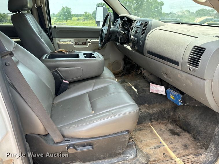 image for item IE9031 2012 Chevrolet  Silverado 3500HD Crew Cab flatbed pickup truck