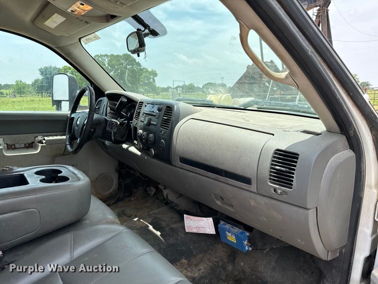 image for item IE9031 2012 Chevrolet  Silverado 3500HD Crew Cab flatbed pickup truck