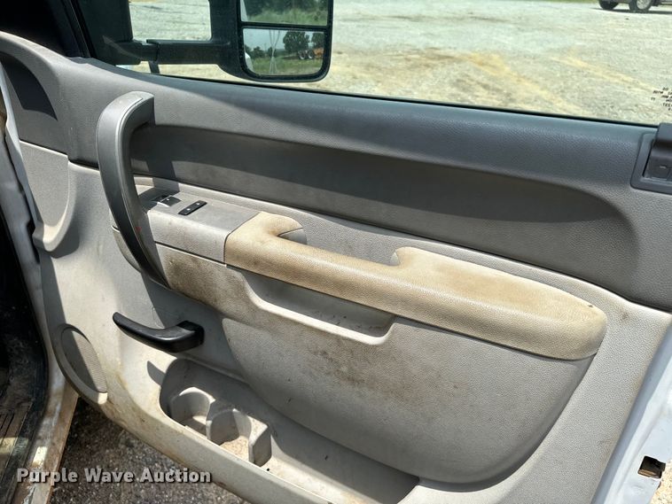 image for item IE9031 2012 Chevrolet  Silverado 3500HD Crew Cab flatbed pickup truck