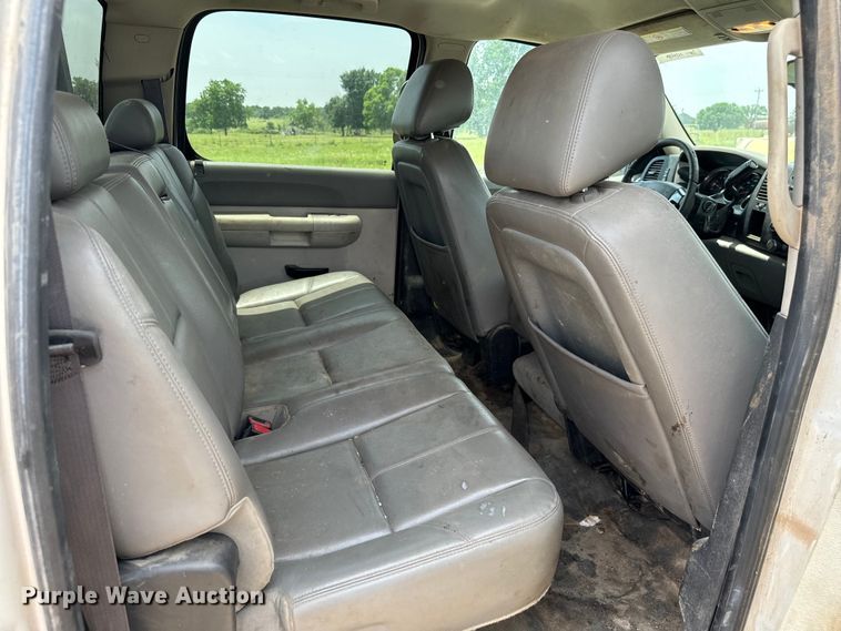 image for item IE9031 2012 Chevrolet  Silverado 3500HD Crew Cab flatbed pickup truck